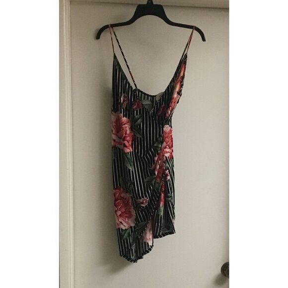 Cute & Sexy Black/Red Floral Print Wrap Mini Dress Sz Large - Picture 2 of 3